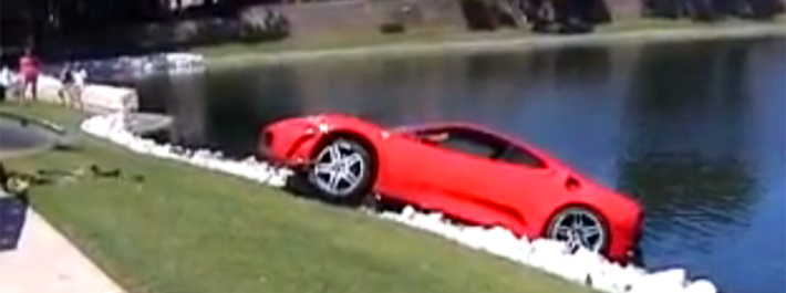 Ferrari F430 v jezeře